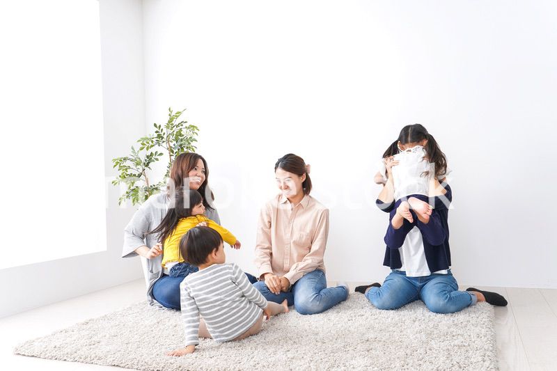 お母さんと子どもたち・仲良し