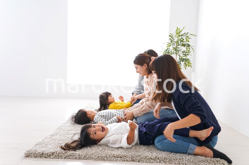 お母さんと子どもたち・仲良し