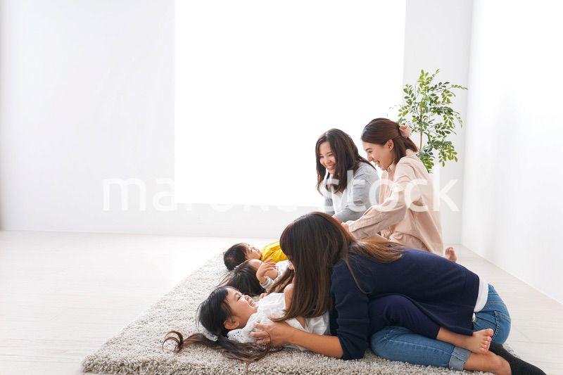 お母さんと子どもたち・仲良し