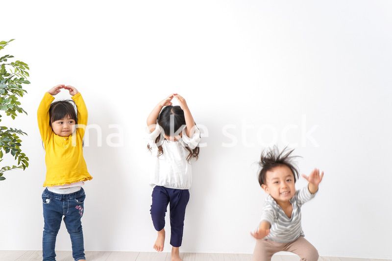 おうちで遊ぶ子どもたち