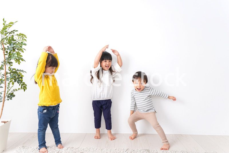 笑顔で遊ぶ子ども