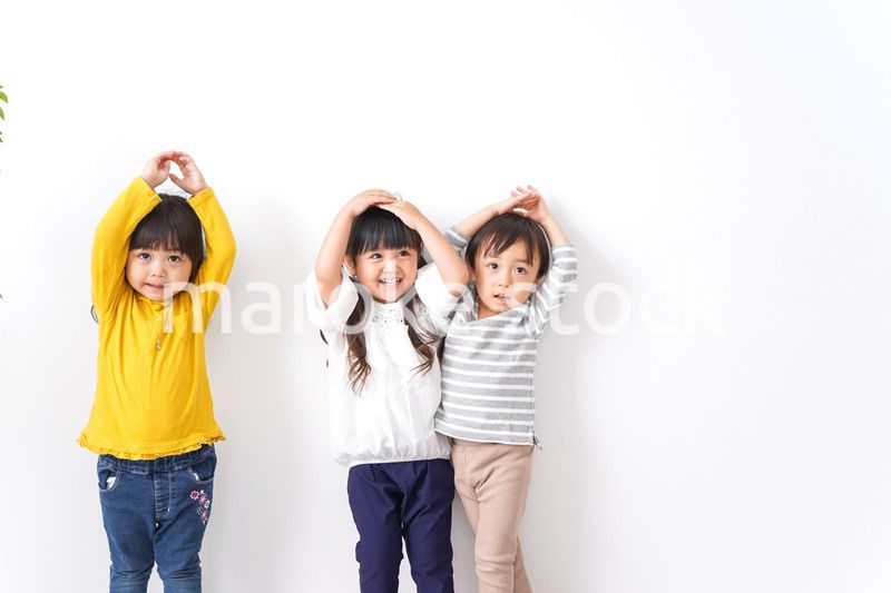 笑顔で遊ぶ子ども