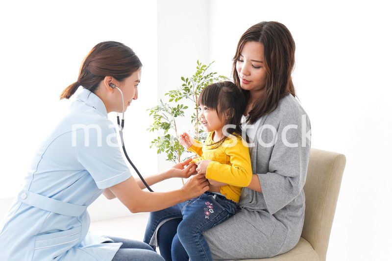 病院で診察を受ける子ども