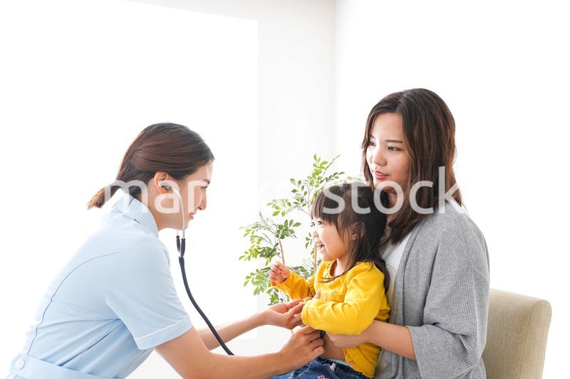 病院で診察を受ける子ども