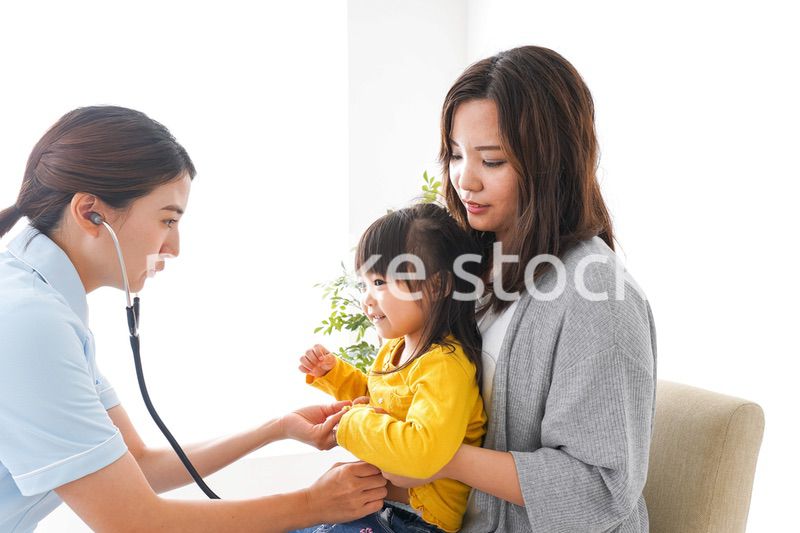 病院で診察を受ける子ども