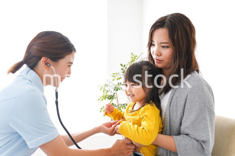 病院で診察を受ける子ども