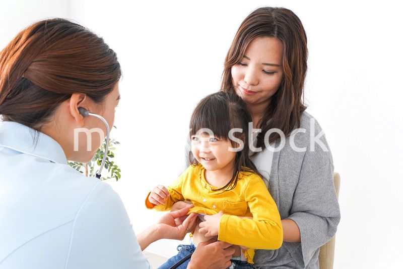 病院で診察を受ける子ども
