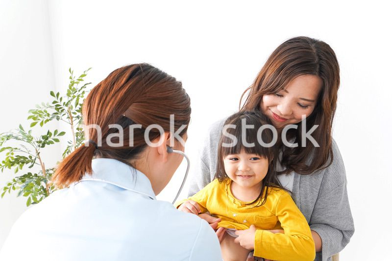 病院で診察を受ける子ども