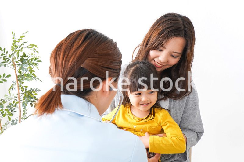 病院で診察を受ける子ども