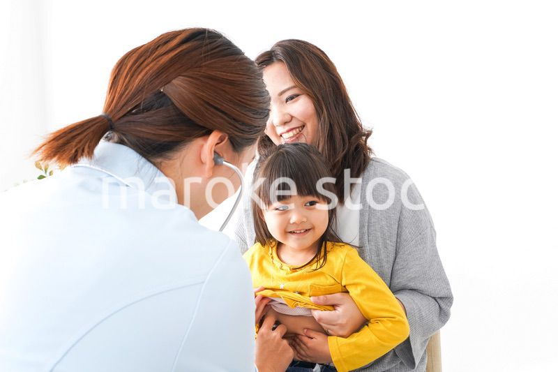 病院で診察を受ける子ども