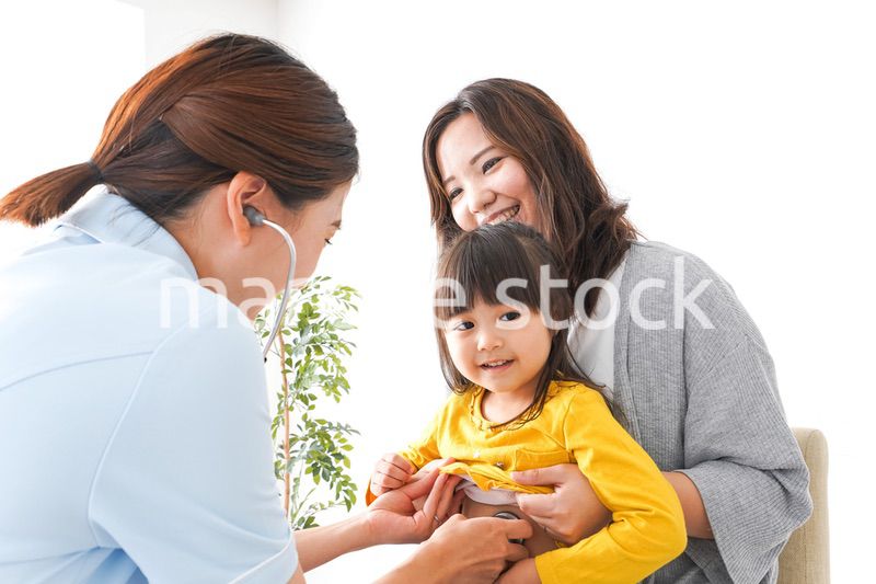病院で診察を受ける子ども
