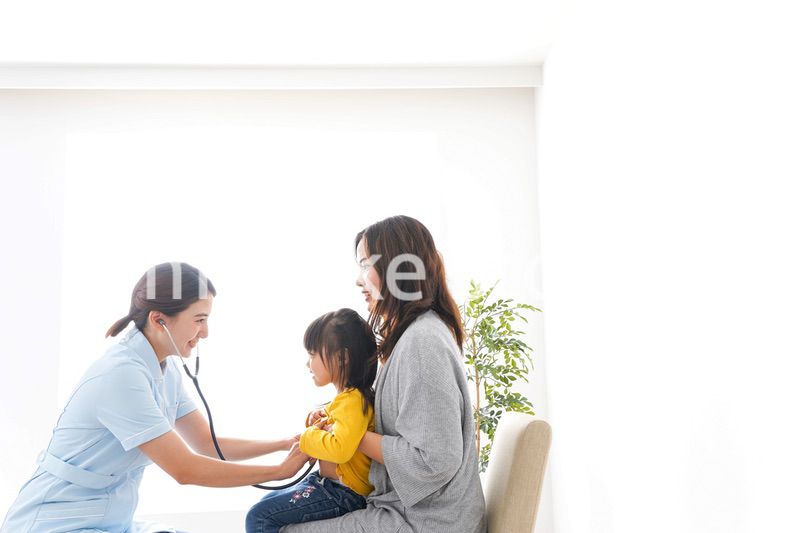 病院で診察を受ける子ども