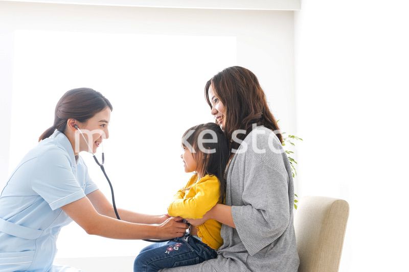 病院で診察を受ける子ども