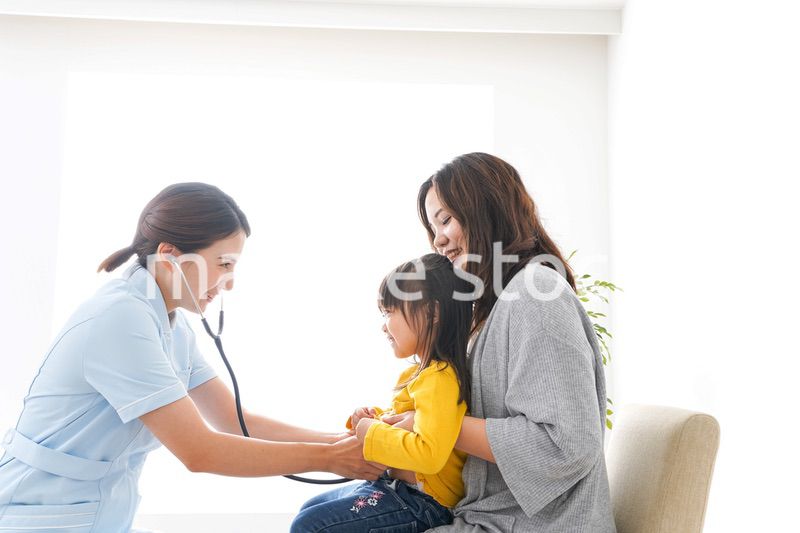病院で診察を受ける子ども