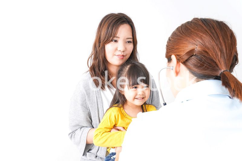 病院で診察を受ける子ども