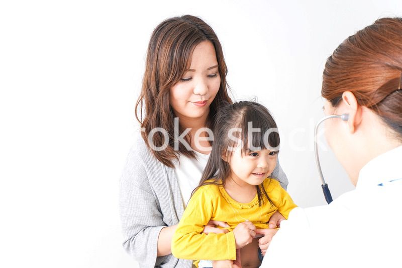 病院で診察を受ける子ども
