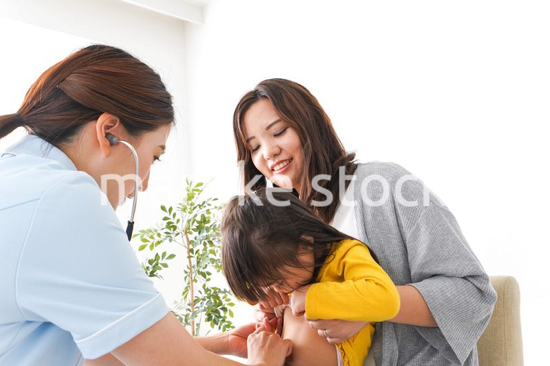 病院で診察を受ける子ども