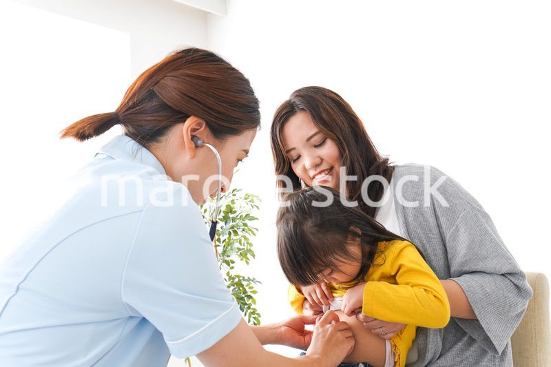 病院で診察を受ける子ども