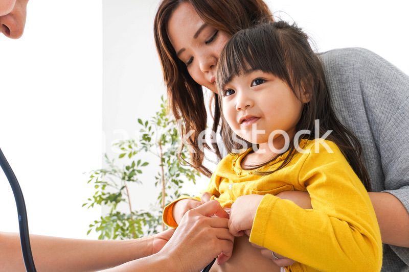 病院で診察を受ける子ども