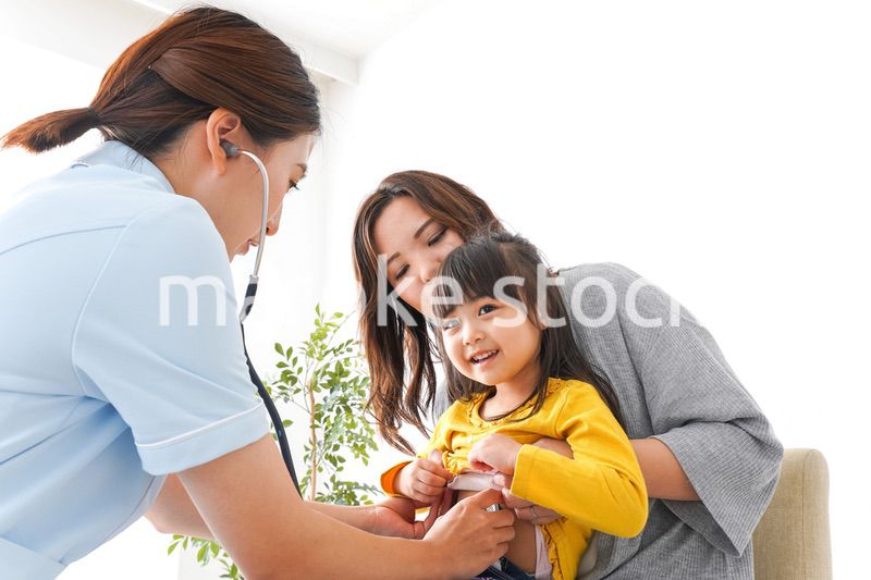 病院で診察を受ける子ども