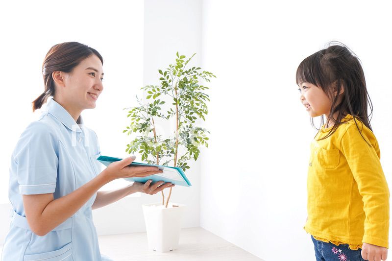 病院で診察を受ける子ども