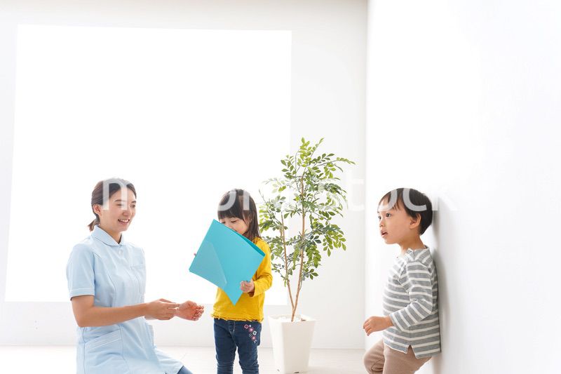 看護師と子どもたち