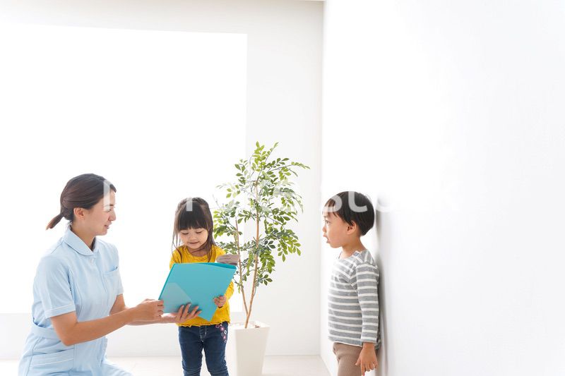 看護師と子どもたち