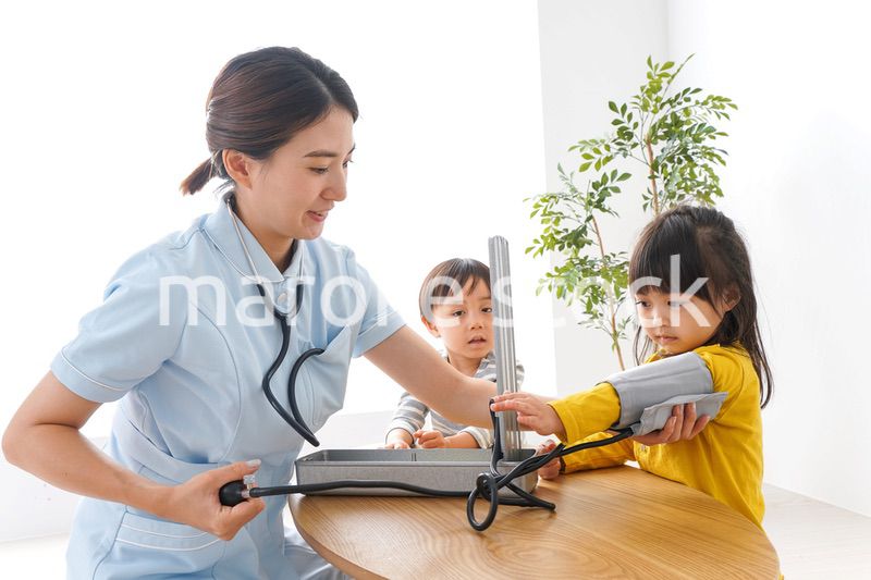 看護師と子どもたち