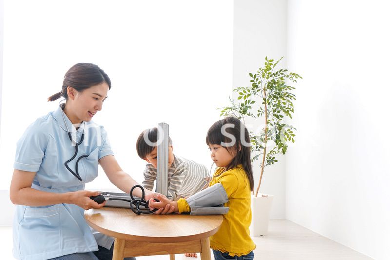 看護師と子どもたち