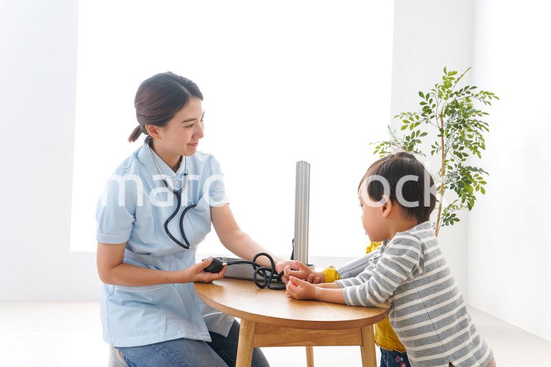 看護師と子どもたち