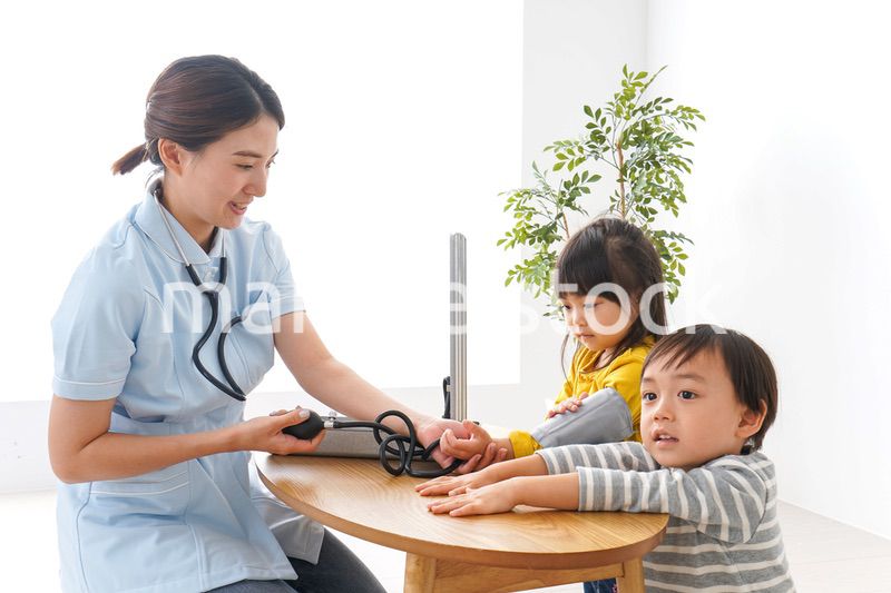 看護師と子どもたち