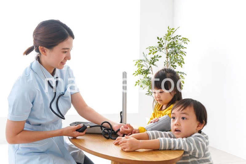 看護師と子どもたち