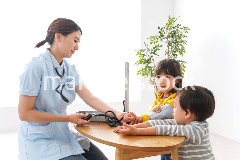 看護師と子どもたち