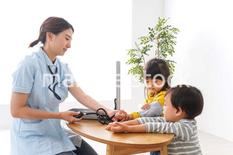 看護師と子どもたち