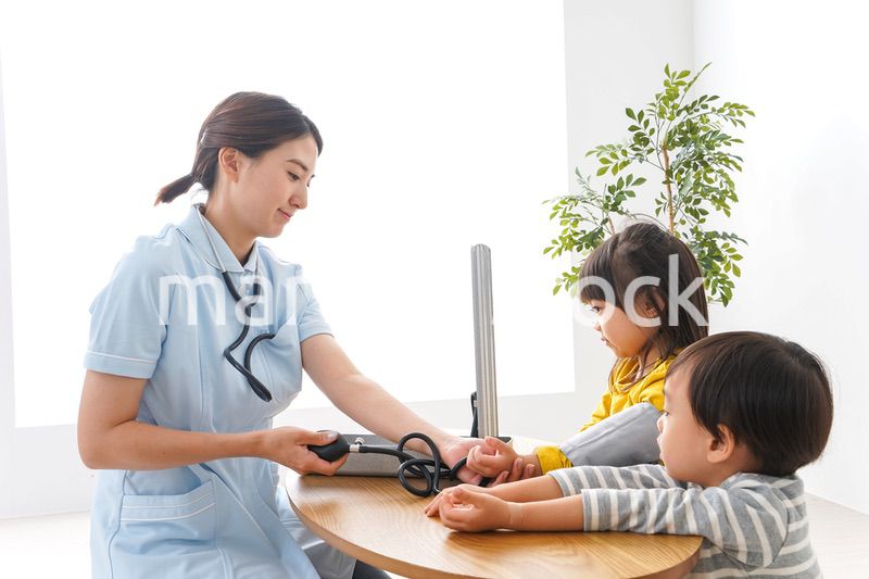 看護師と子どもたち