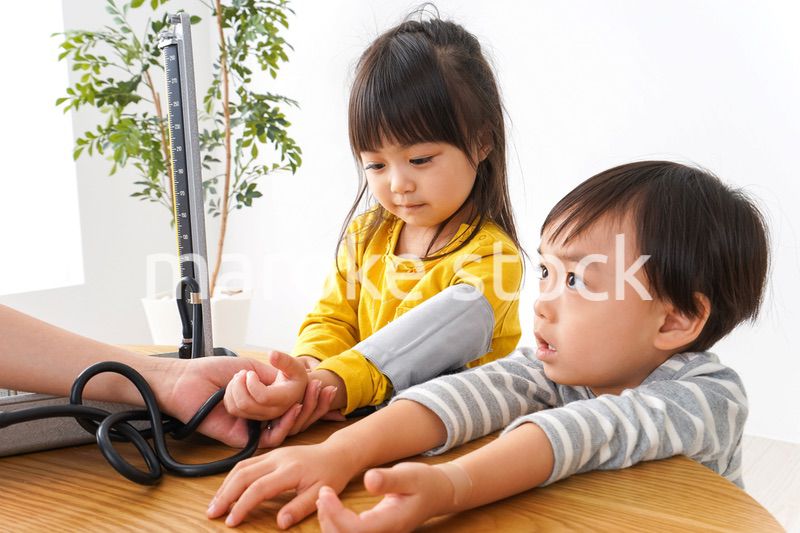 看護師と子どもたち