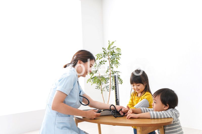 看護師と子どもたち