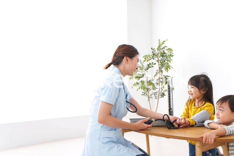看護師と子どもたち