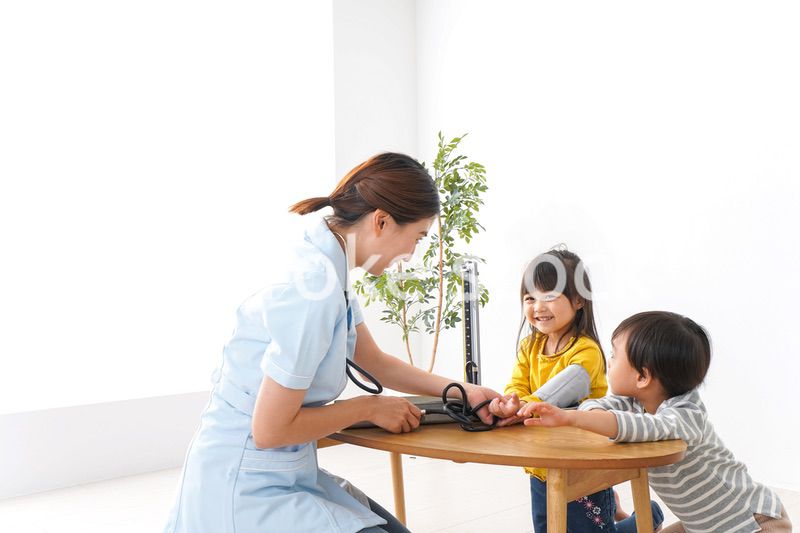 看護師と子どもたち