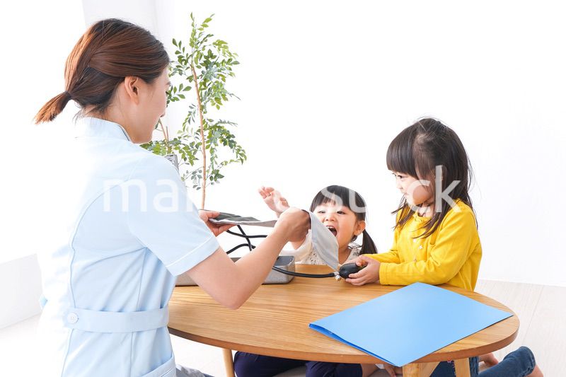 看護師と子ども