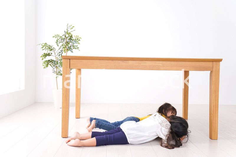 地震で避難する子どもたち