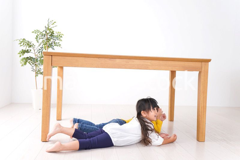 地震で避難する子どもたち