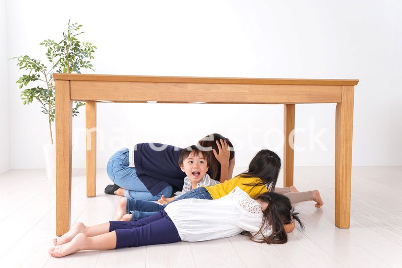 地震で避難する子どもたち