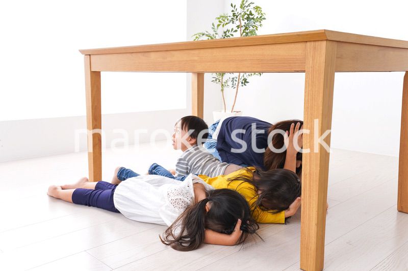 地震で避難する子どもたち