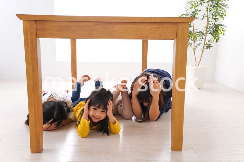 地震で避難する子どもたち