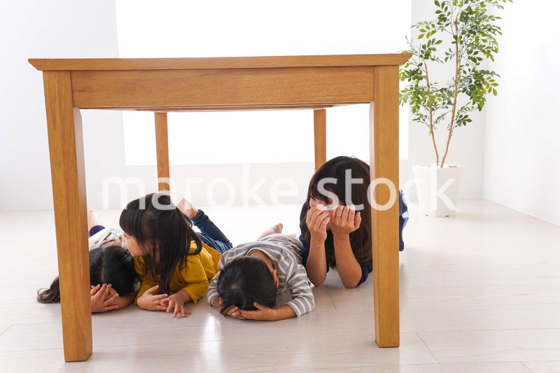 地震で避難する子どもたち