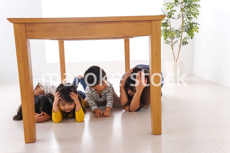 地震で避難する子どもたち