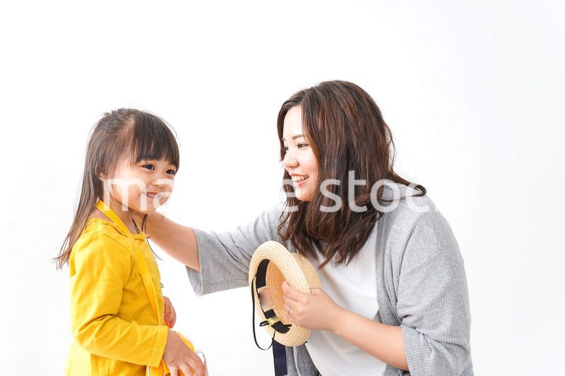 幼稚園に行く子どもと見送るお母さん