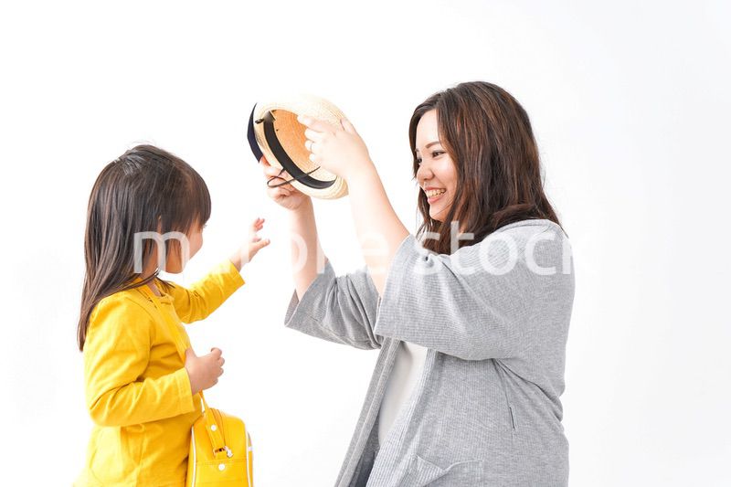 幼稚園に行く子どもと見送るお母さん