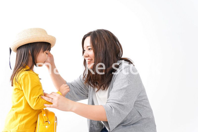 幼稚園に行く子どもと見送るお母さん